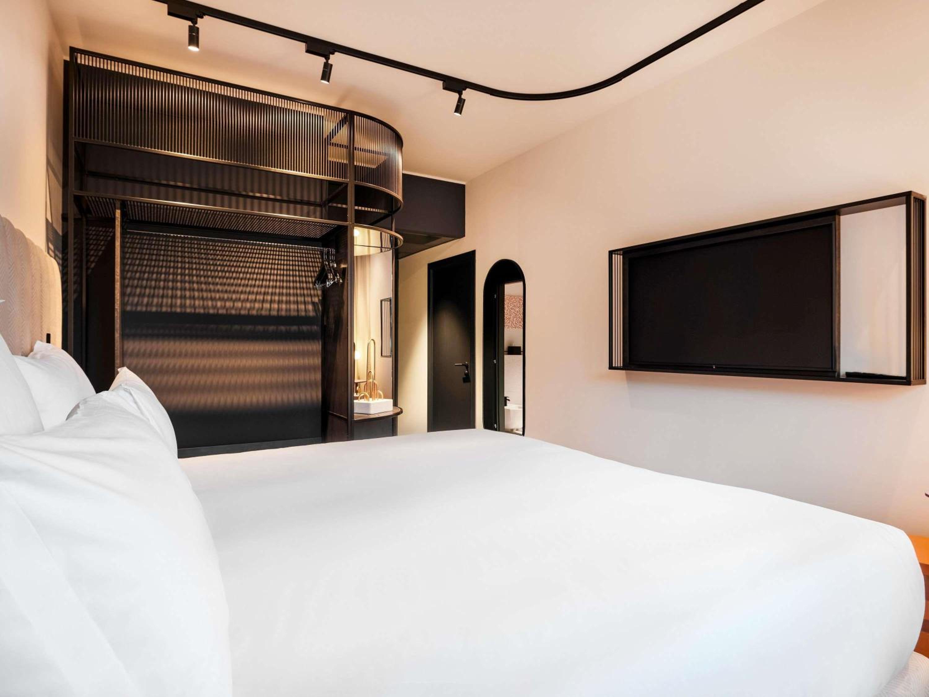 Tribe Essential, Queen Bed, Mountain View