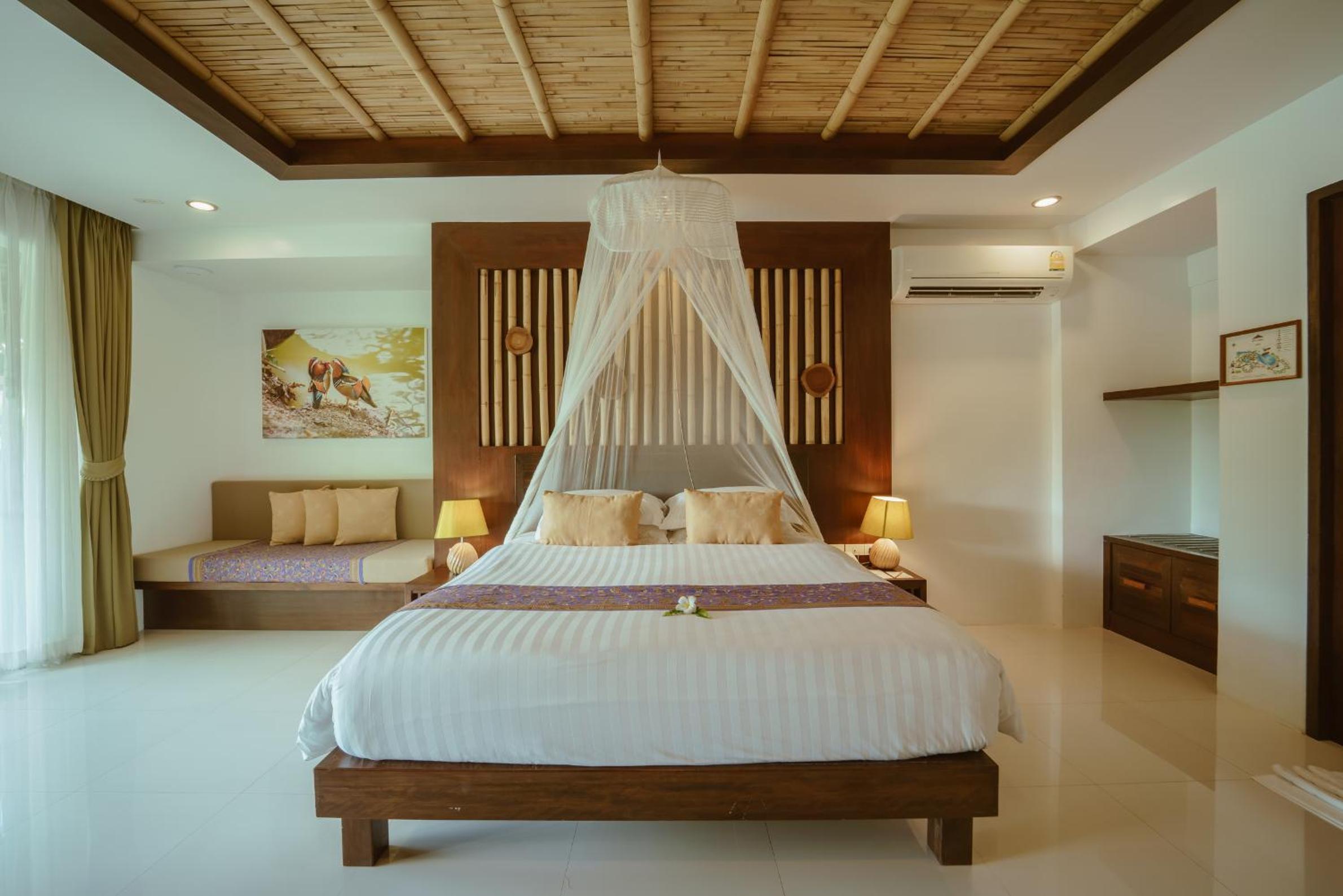 Grand, Cottage, Double Bed, Pond View