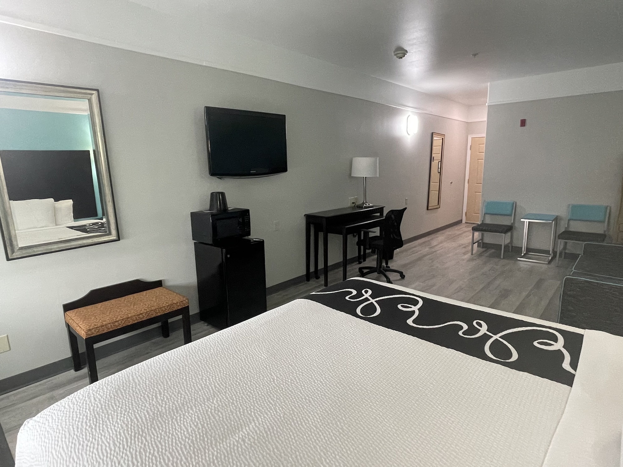 غرفة بسرير كينج لذوي الإعاقة، La Quinta Inn Suites Raymondville 3/7