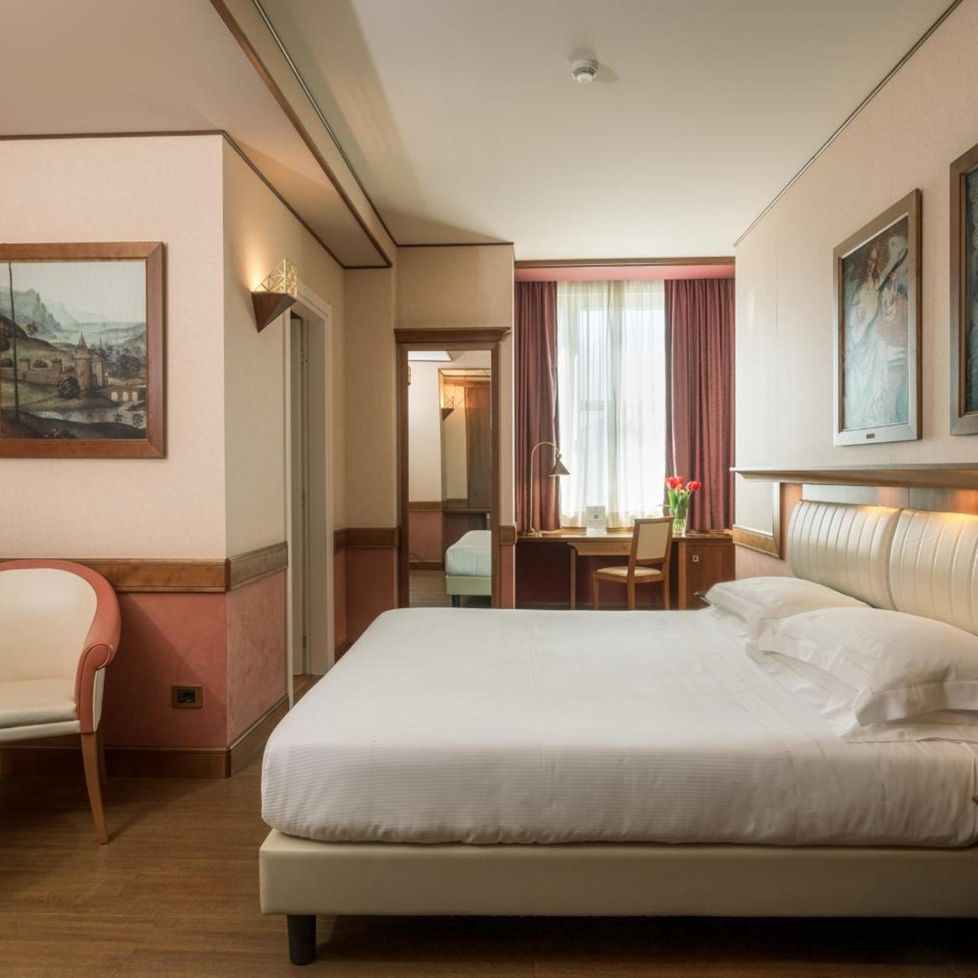 ROOM, DOUBLE OR TWIN BED
