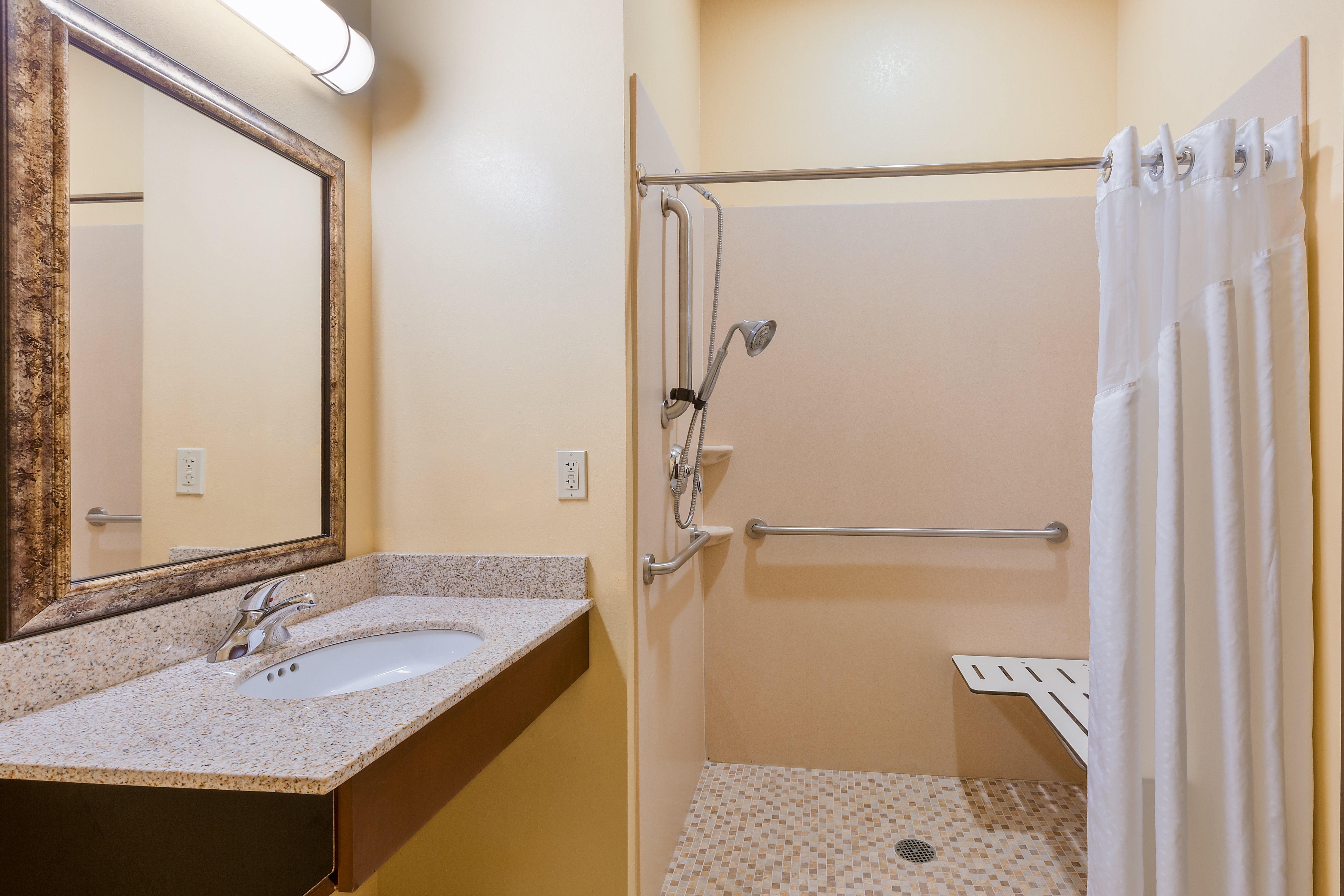 Holiday Inn Express Hotel and Suites Salina 59/62
