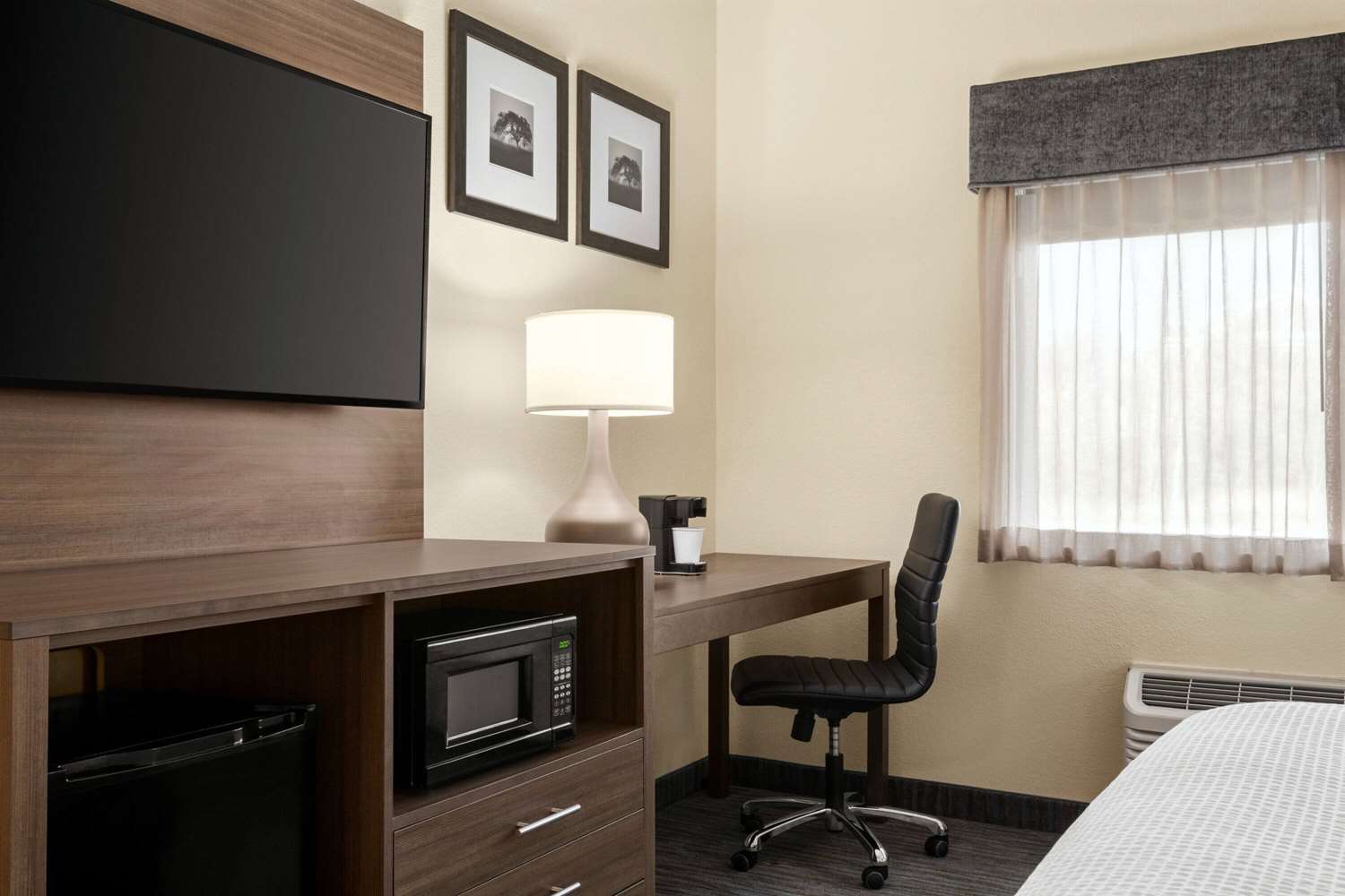 Best Western Plus Paper Valley Hotel 12/18