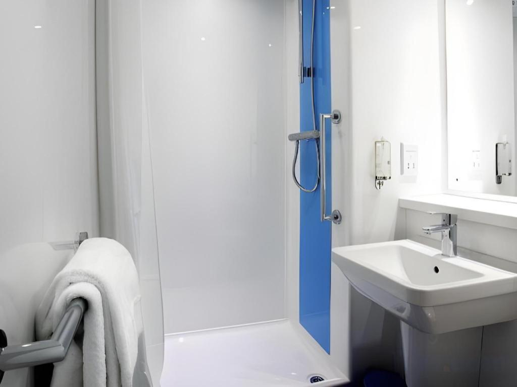 Travelodge Newcastle Seaton Burn 15/16