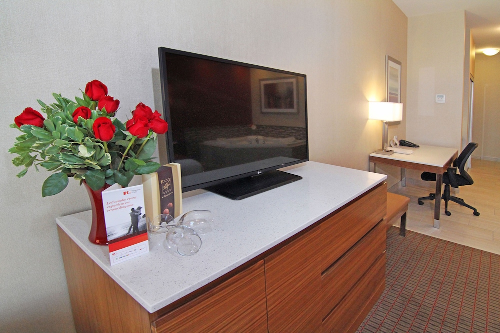 Holiday Inn Express And Suites Calgary Nw University Area 49/73