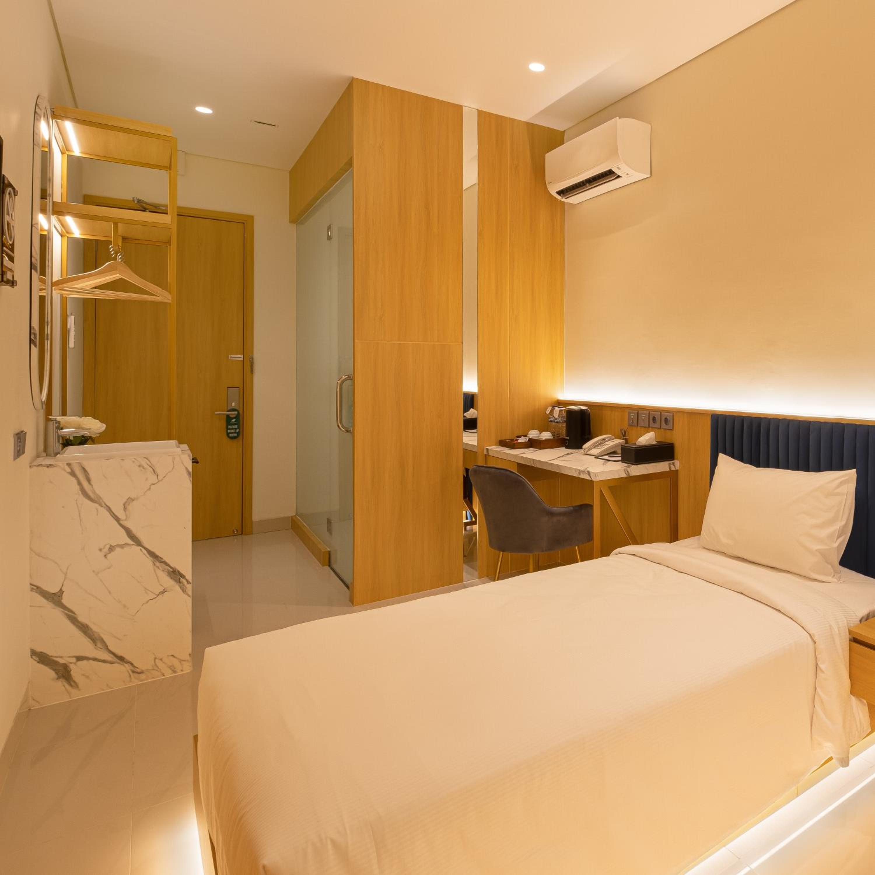 Superior, Twin Beds, No Window