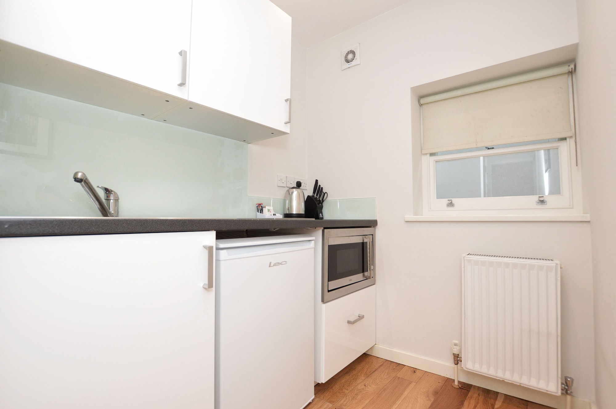 Semi Basement, Double Bed, Garden Access, Ground Floor 5/5