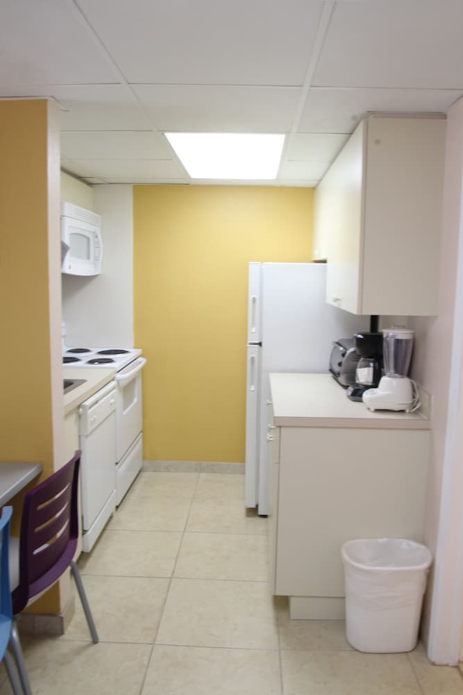 Canada House Pompano Beach 24/25