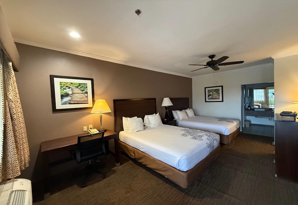 Days Inn by Wyndham Navasota 31/60