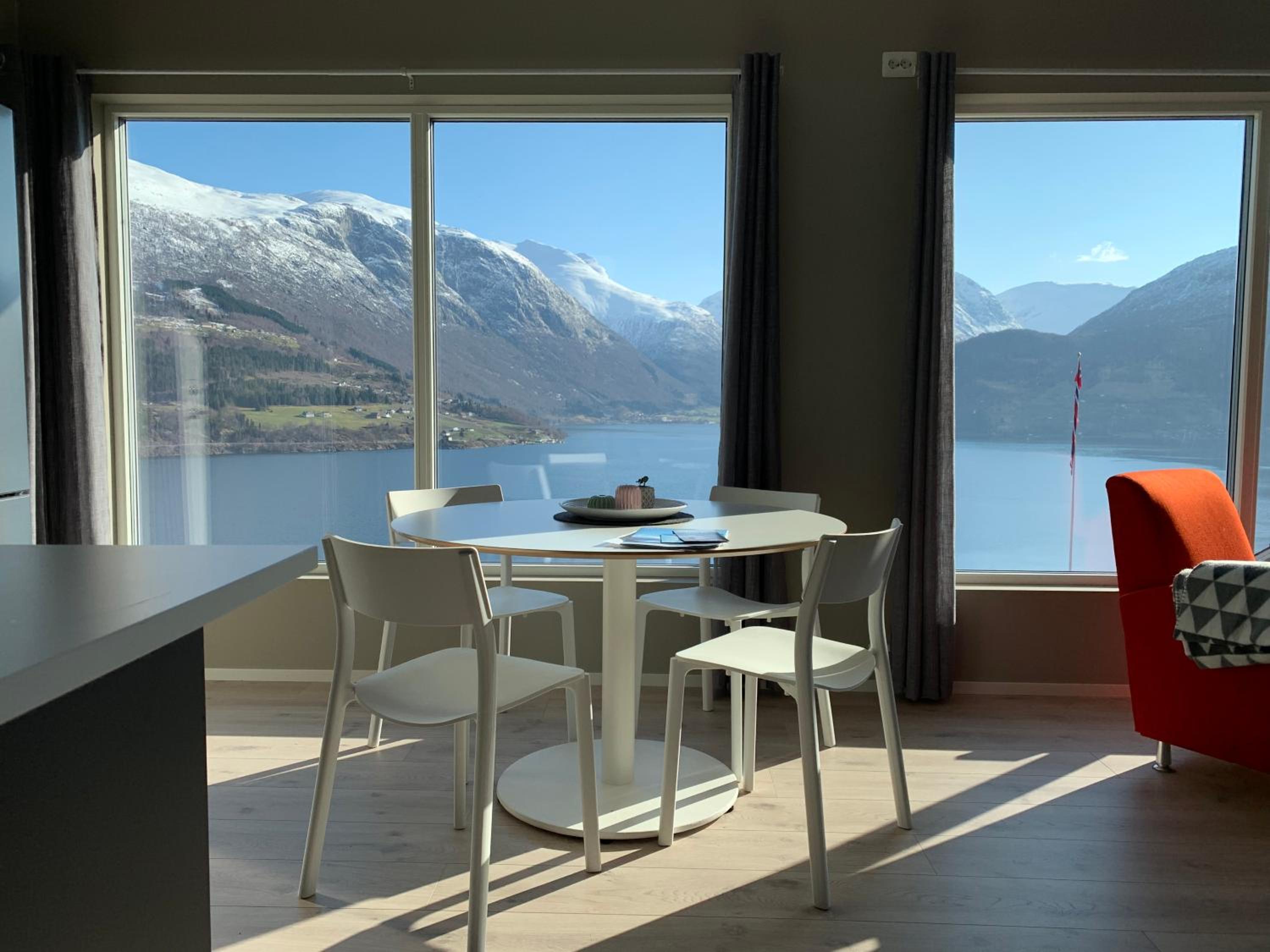 Olden Fjordhotel 48/50