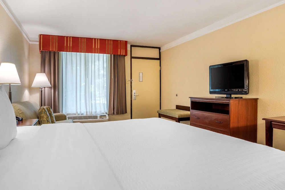 Clarion Inn Conference Center Gonzales, LA 12/41