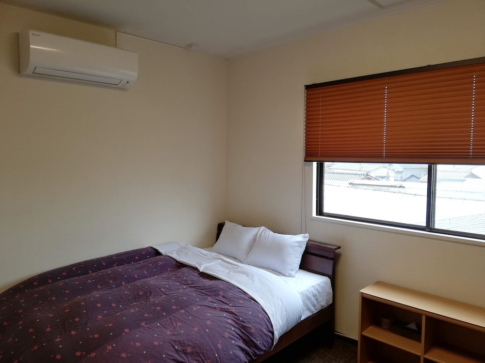 ECONOMY, QUADRUPLE, SHARED BATHROOM