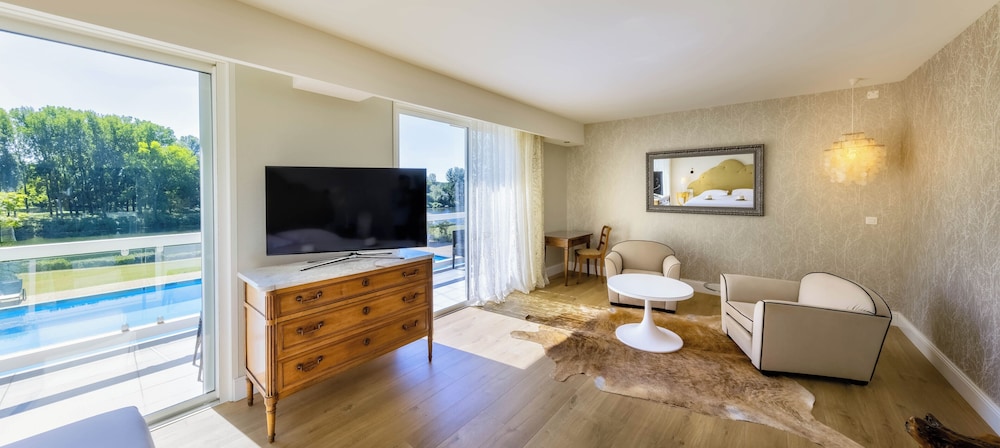 Relais and Chateaux Hotel La Reserve 23/37