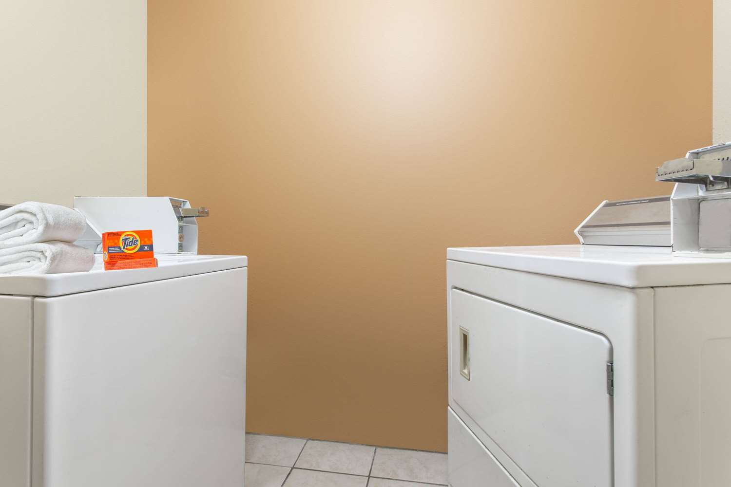 Days Inn By Wyndham Orange 16/25