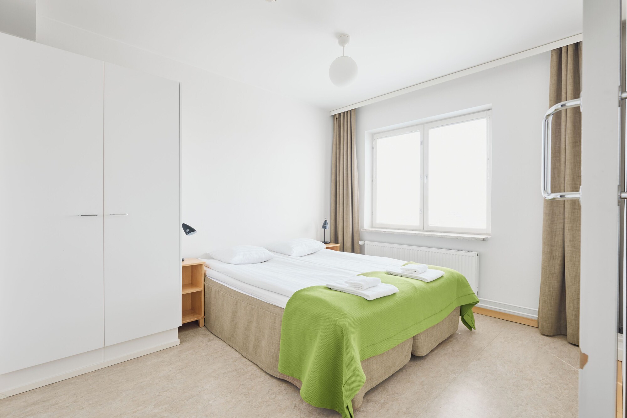 COMFORT, QUEEN BED, KITCHEN