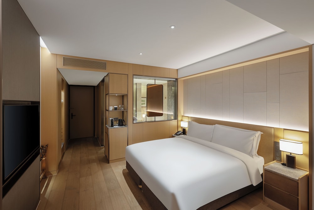 DELUXE, QUEEN BED