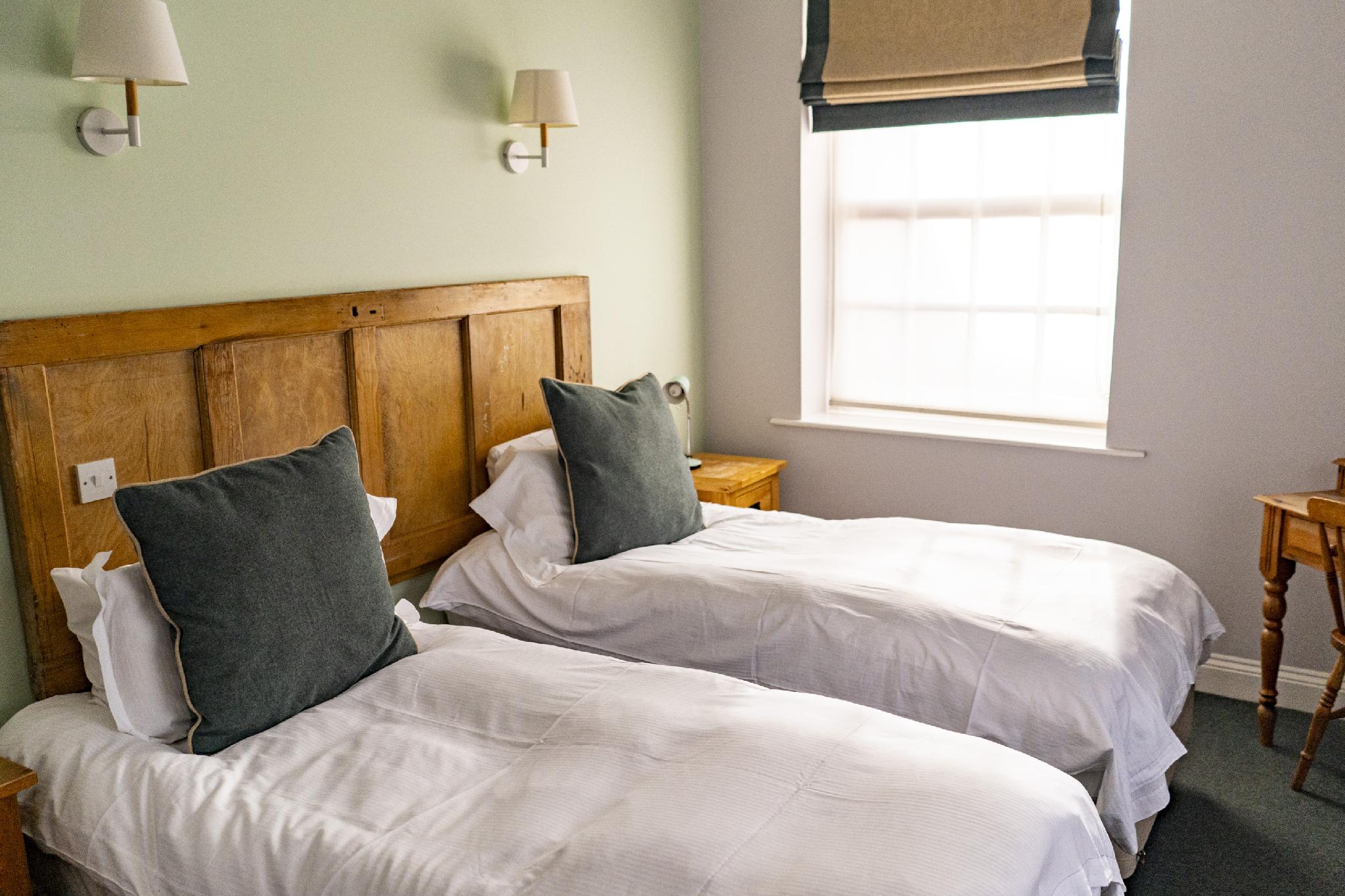 Room, Twin Beds, King Bed, Street View, Private Bathroom