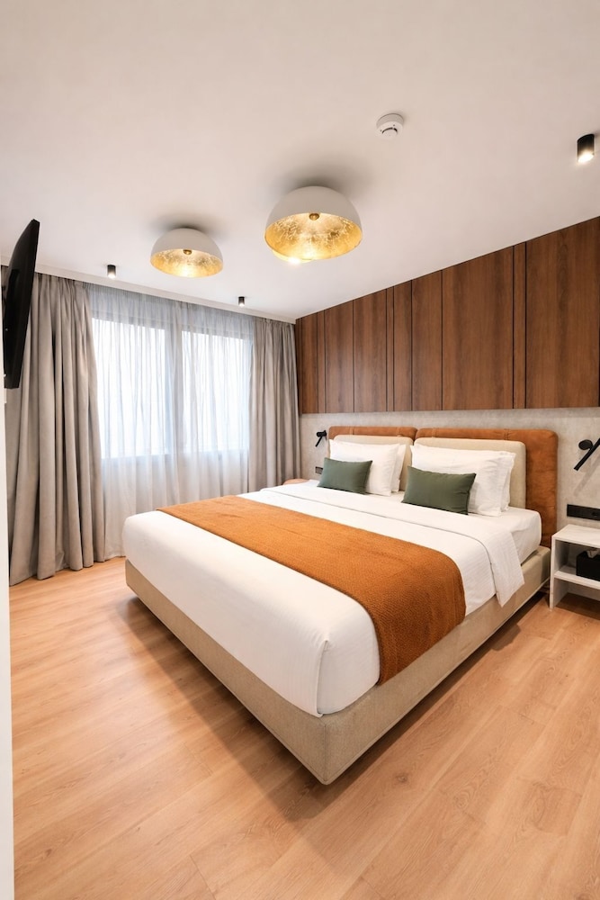 2 Bedrooms, Apartment, Queen and Twin Beds, Street View, Sofa
