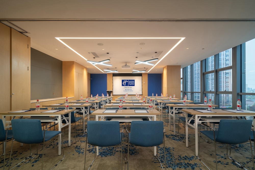 Holiday Inn Express Huaibei City Center 51/58