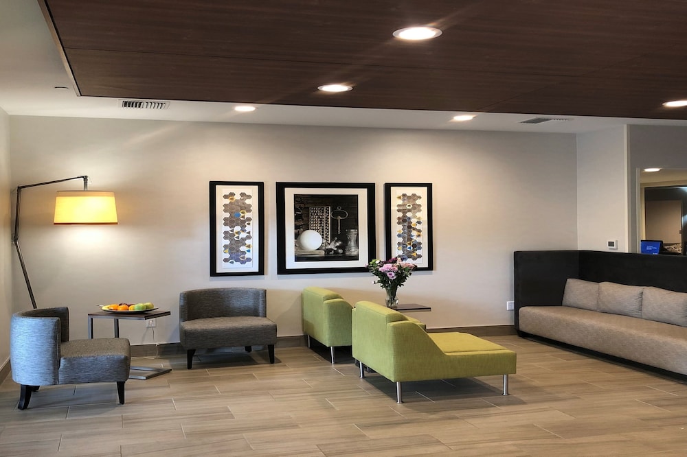 Holiday Inn Express Hotel And Suites Albany 35/52