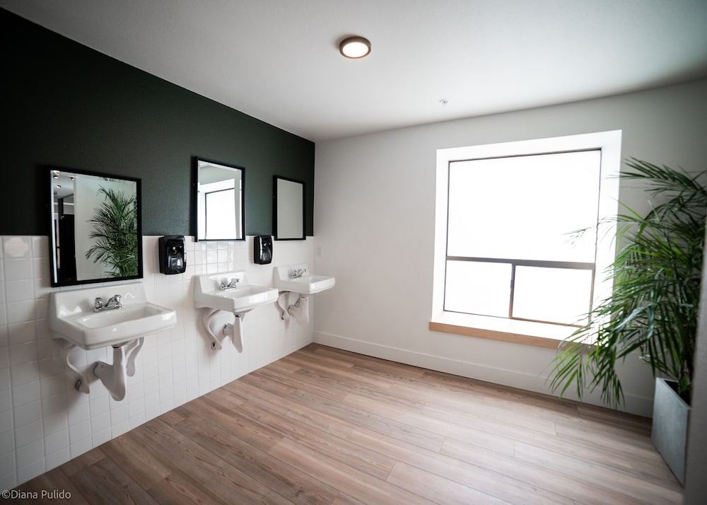 LOGE Leavenworth Downtown 18/50
