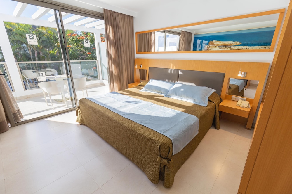 ROOM, DOUBLE BED