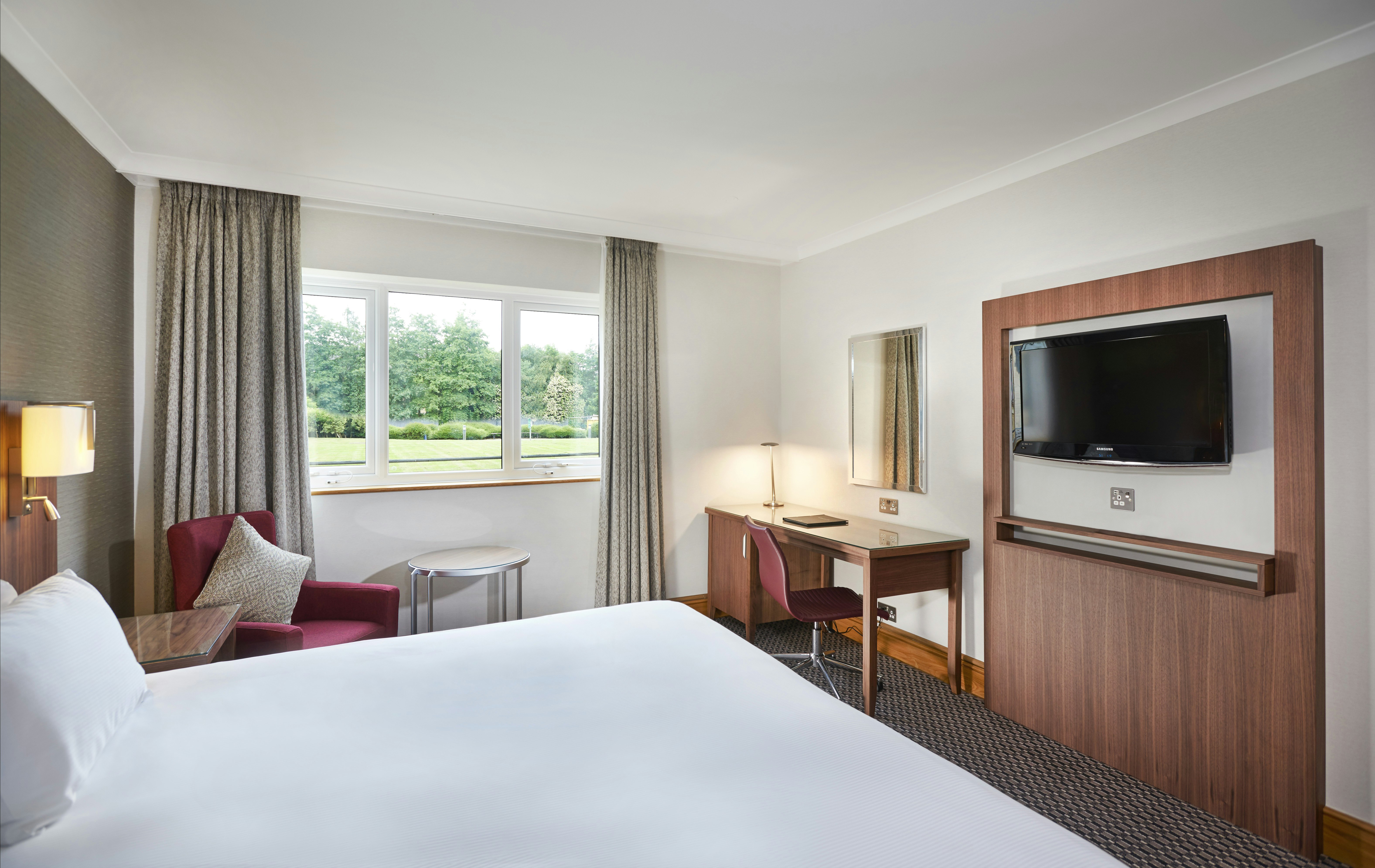 DELUXE, KING BED