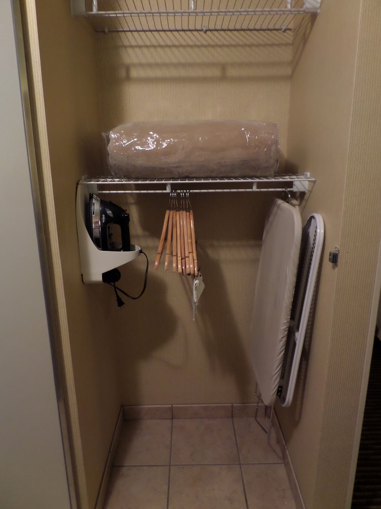 Hampton Inn and Suites-Bakersfield/Hwy 58, CA 25/51