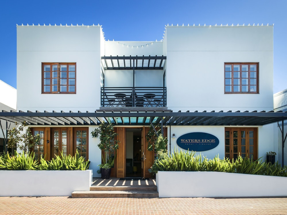 Waters Edge Hotel 2/44