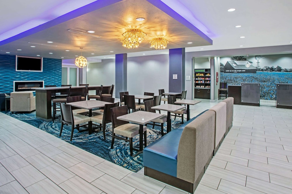 La Quinta Inn Suites By Wyndham Victoria South 43/55