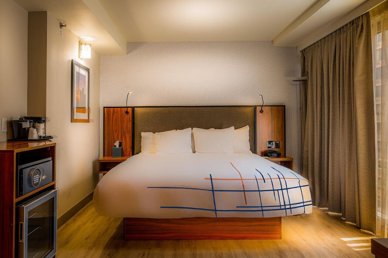 PREMIER, KING BED