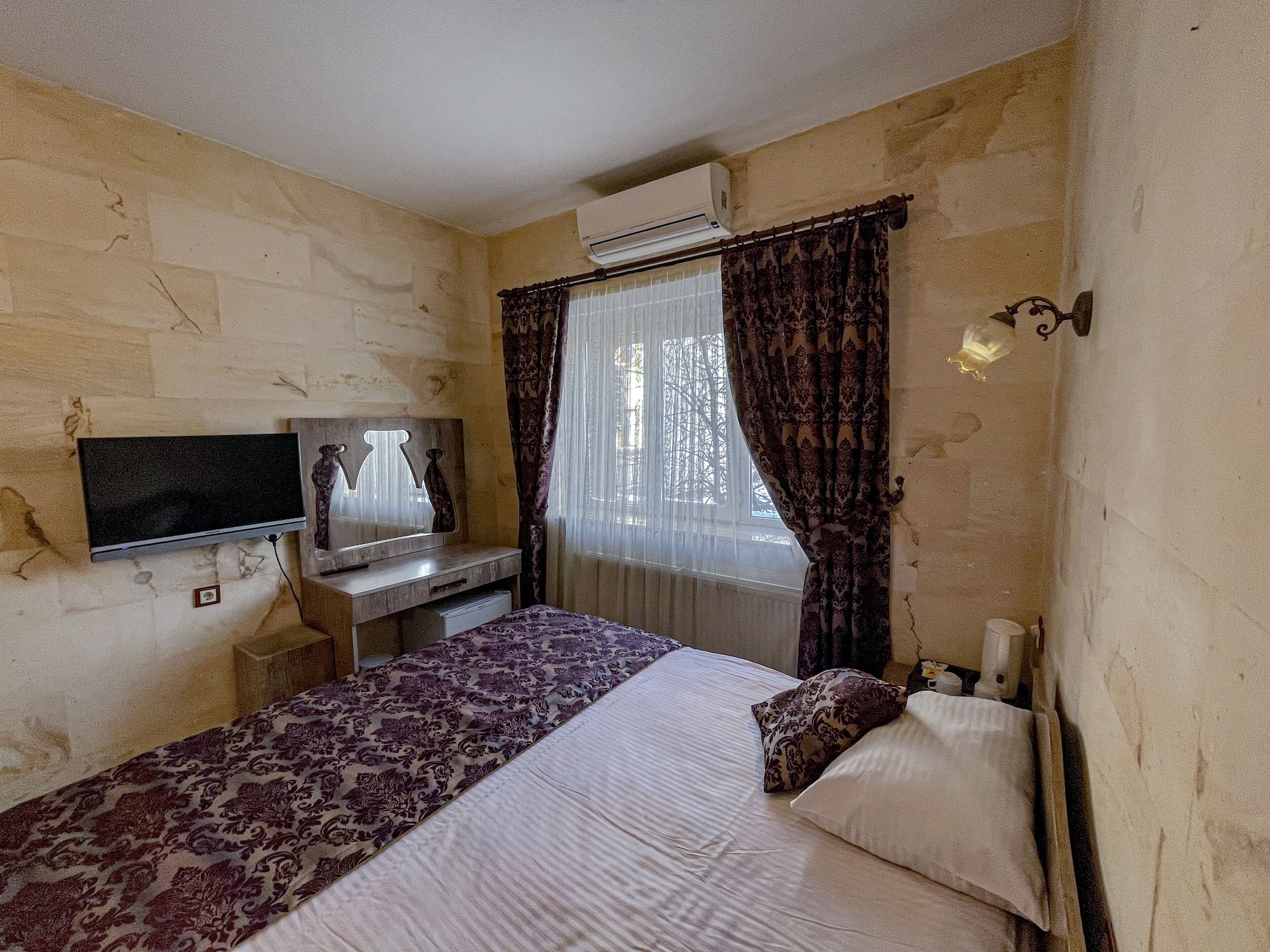 Economy, King Bed