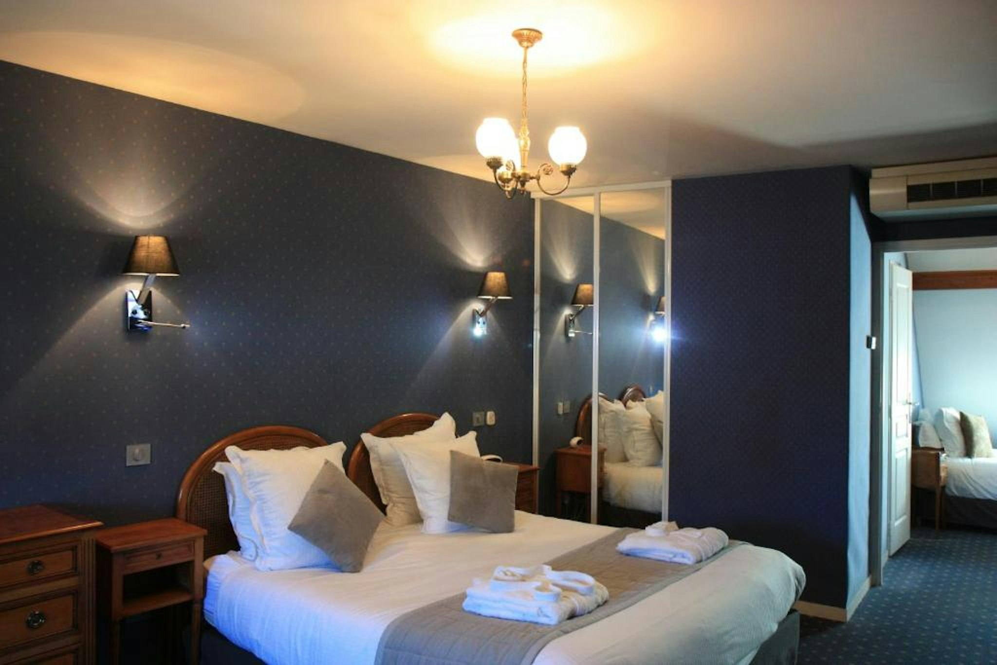 Henry Ii Hotel 13/59