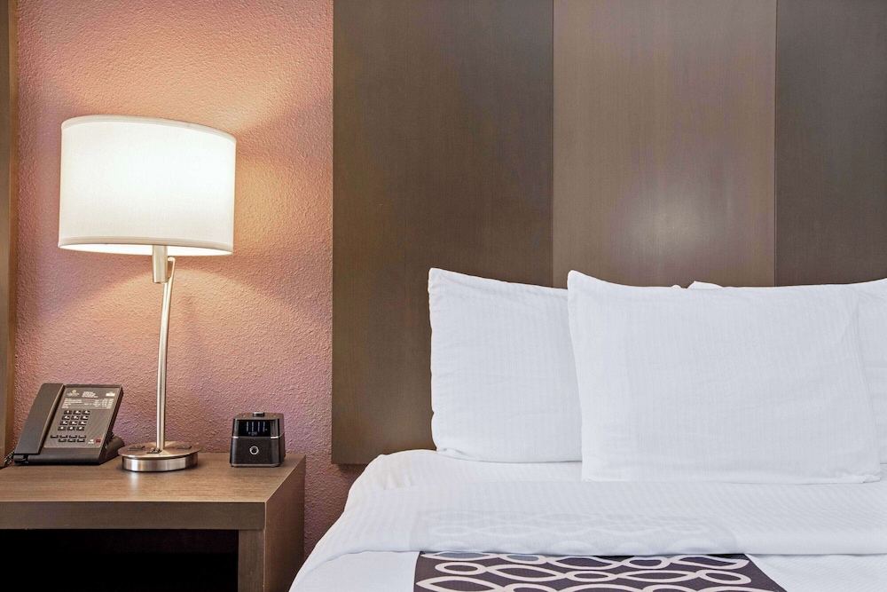 La Quinta Inn & Suites by Wyndham Fayetteville 30/59