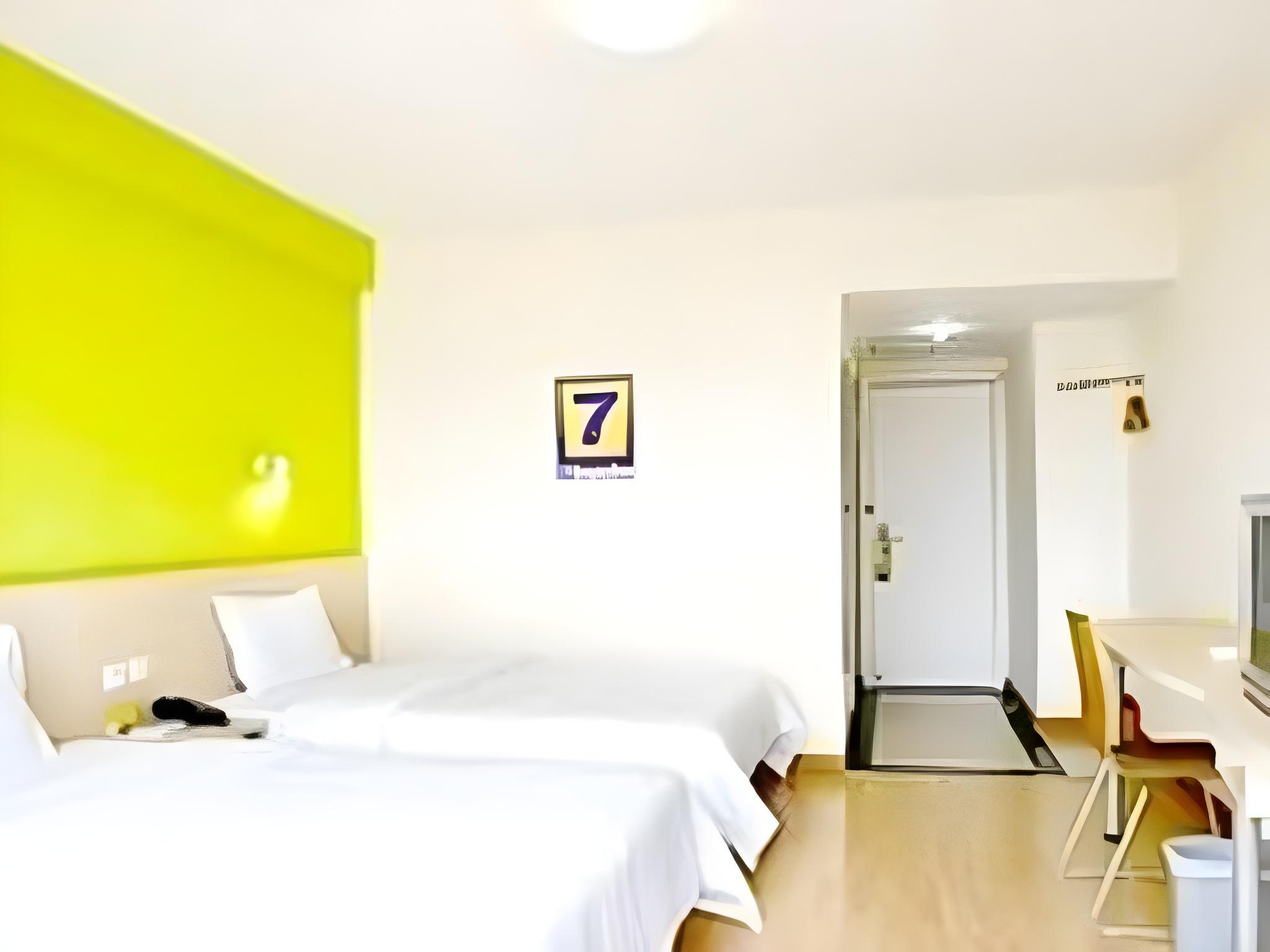 7 Days Inn (Foshan Zumiao Metro Station, Weiguo Road) 12/50