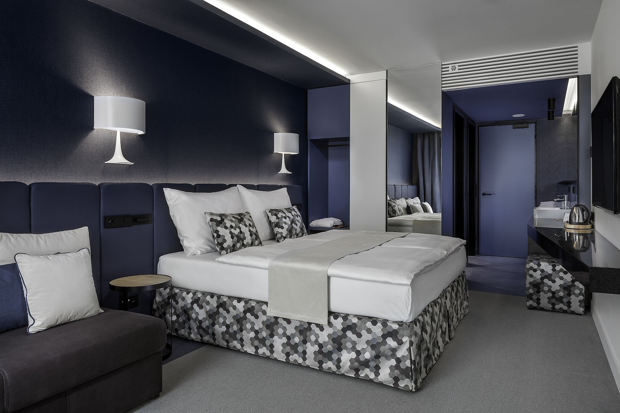 DELUXE, DOUBLE OR TWIN BED