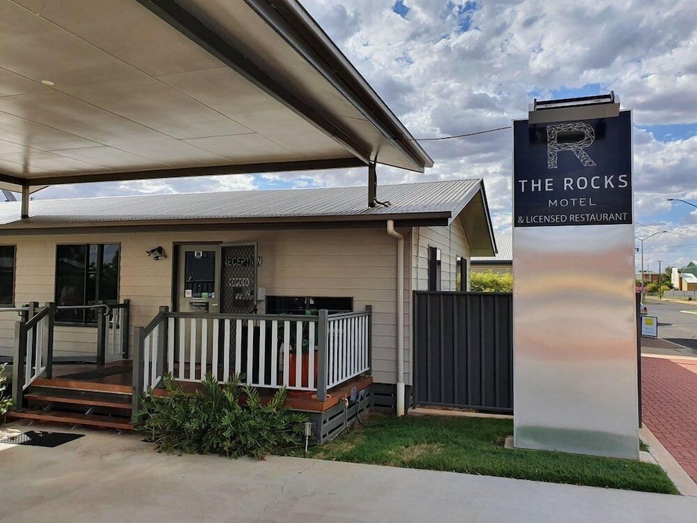 THE ROCKS MOTEL 4/55