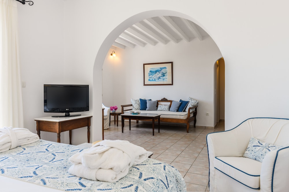 Pelican Bay Art Hotel 46/63