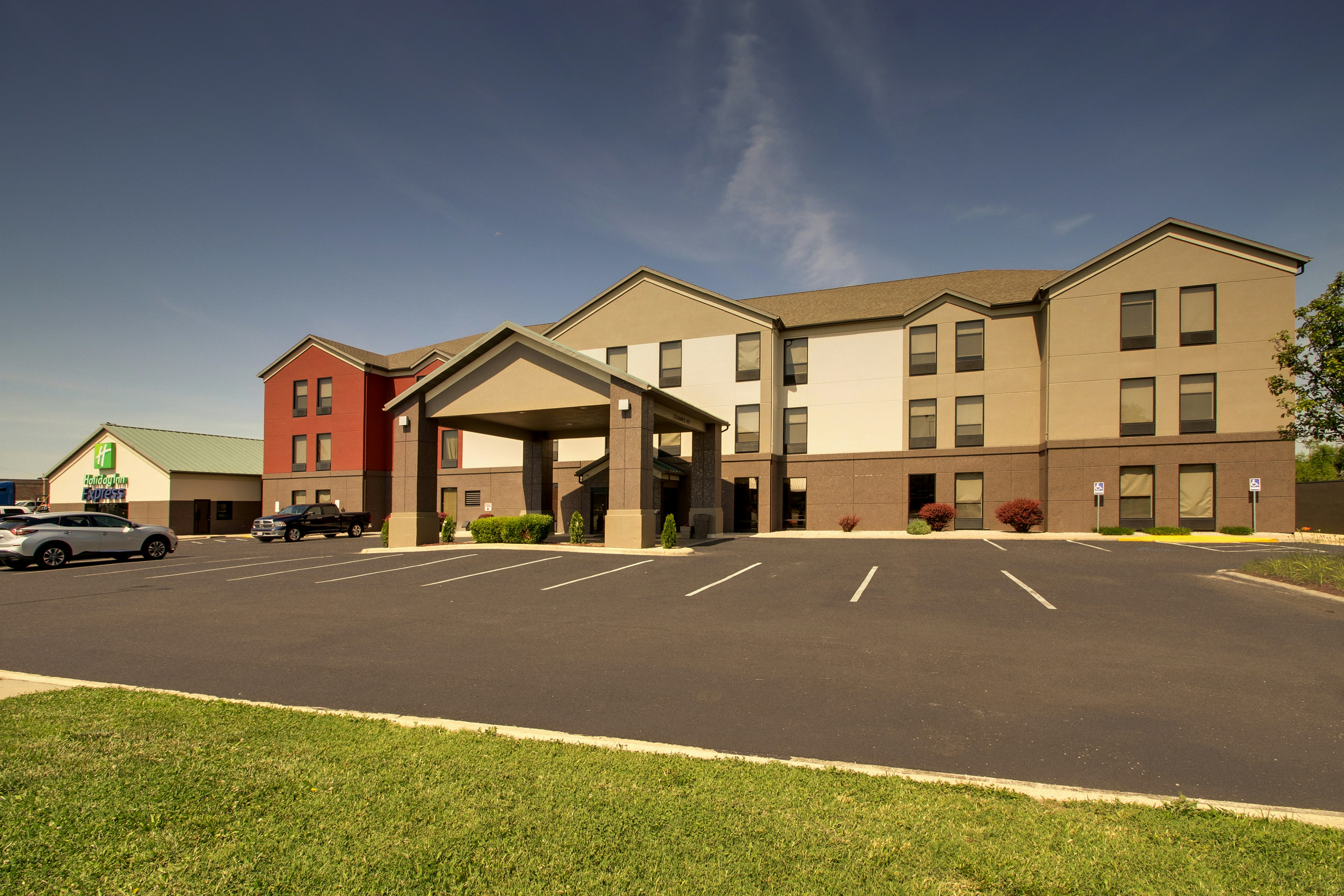 Holiday Inn Express Suites Lebanon 51/57