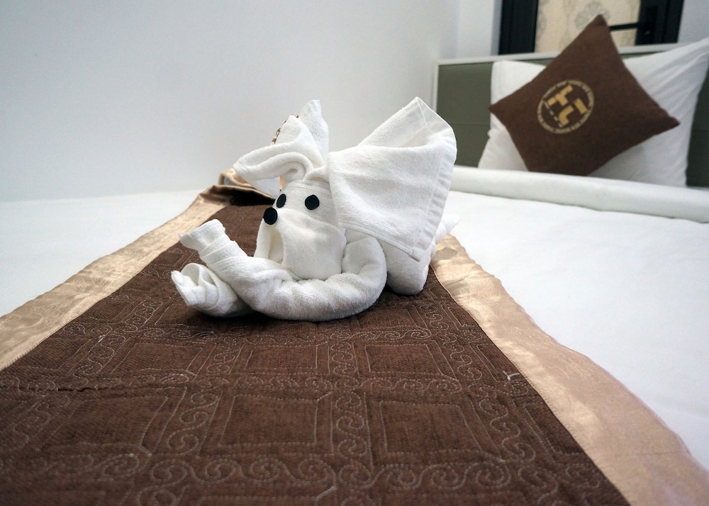 Poetic Hue Hotel 38/50