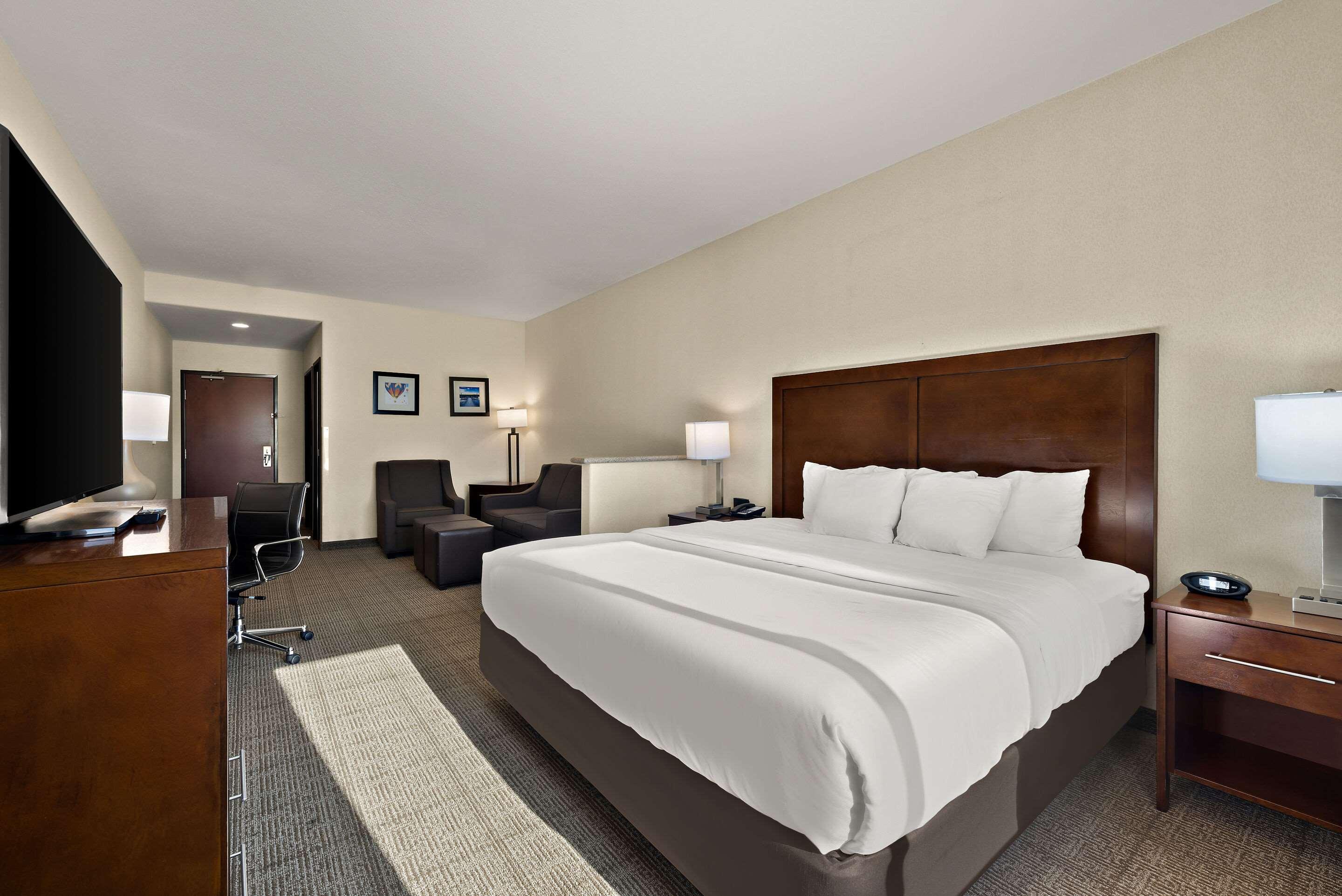 SUITE, KING BED