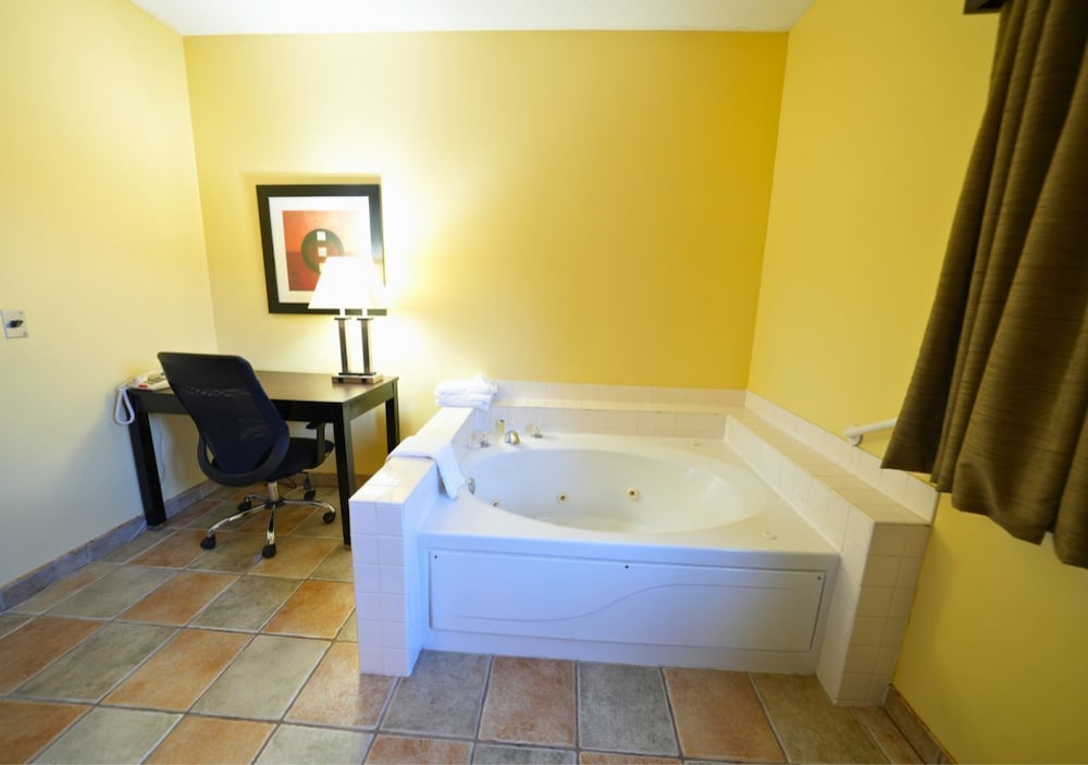 جناح بسرير كينج مع أريكة بحوض جاكوزي، Americinn By Wyndham Streator 5/5