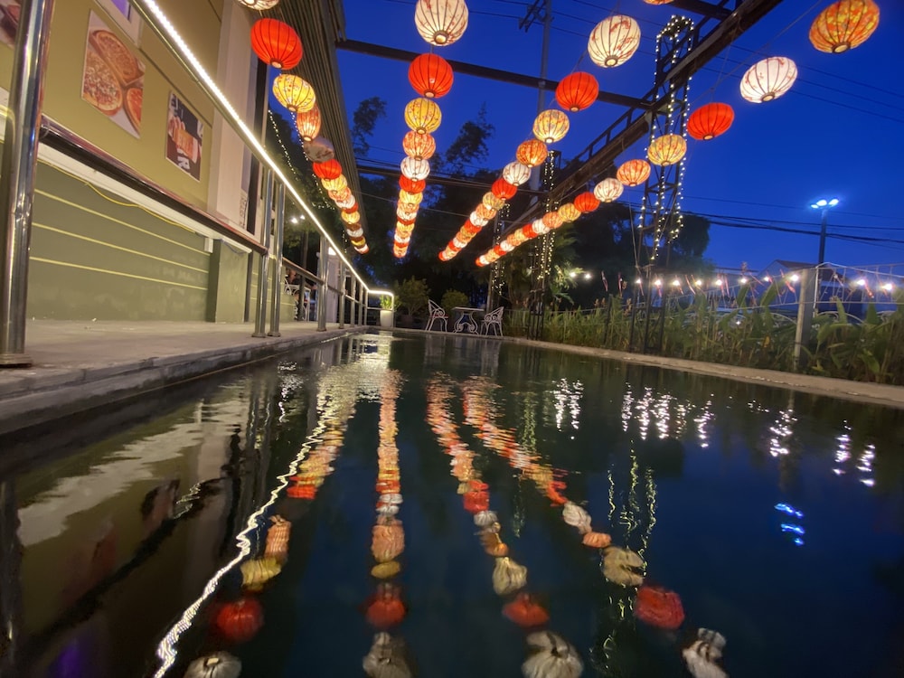 Golden Bell Backpacker Hotel and Pool Bar 57/59