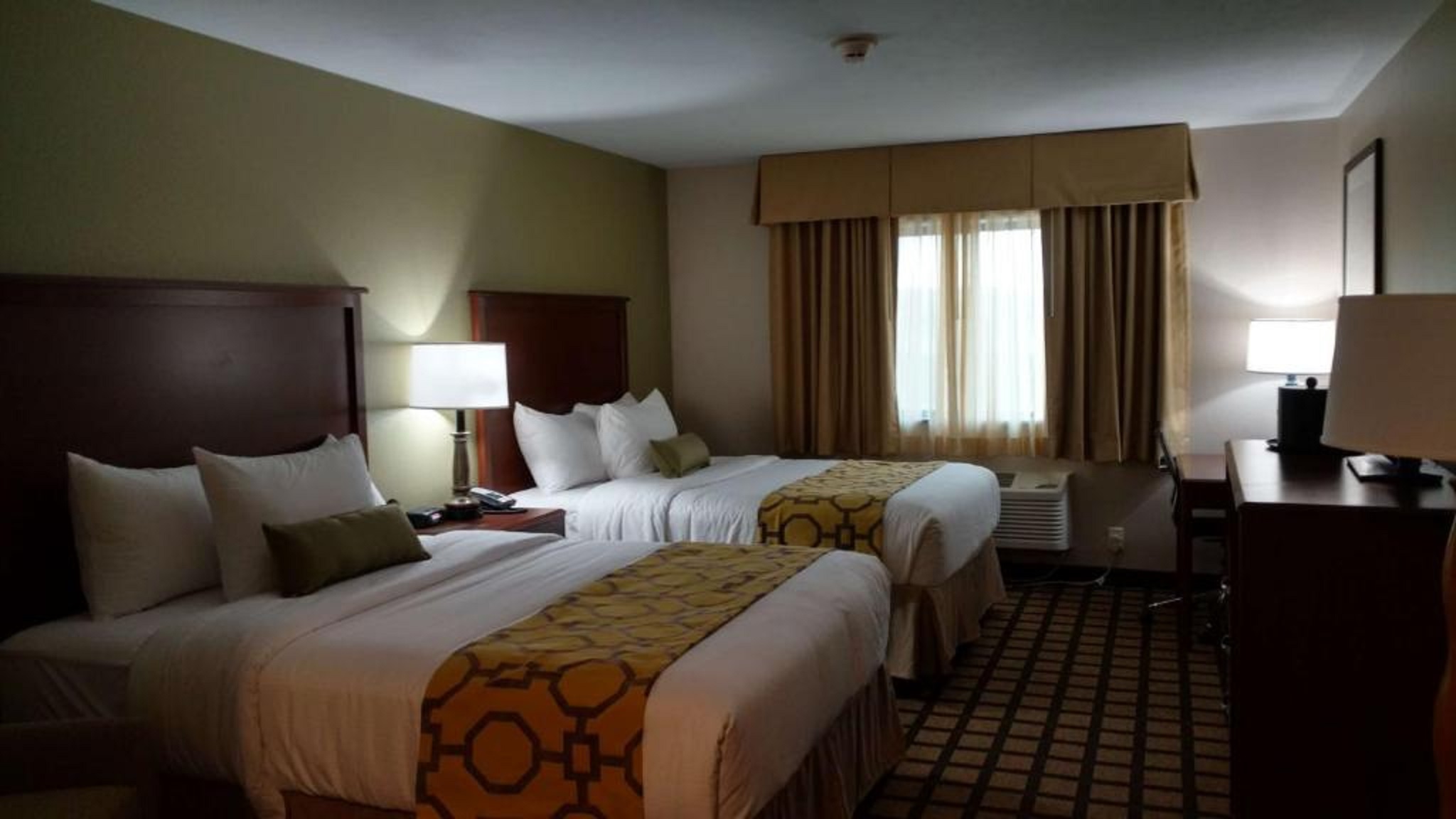 Studio, Suite, 1 Double and 2 Queen Beds