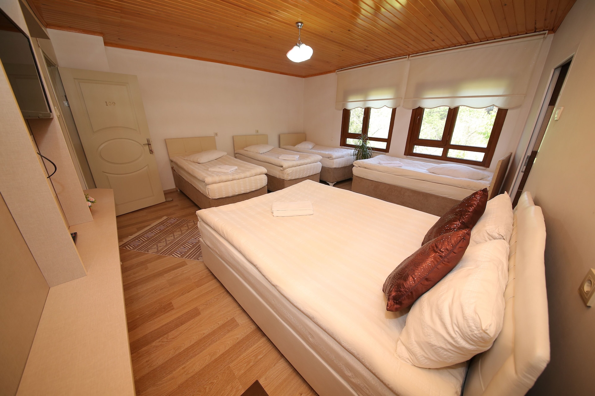 6 Bedrooms, Standard, 1 Double and 4 Single Beds