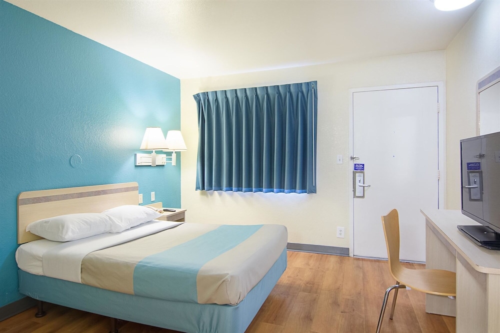 STANDARD, QUEEN BED, SMOKING