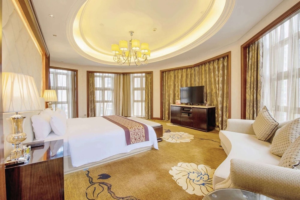 DELUXE, SUITE, KING BED, GARDEN VIEW