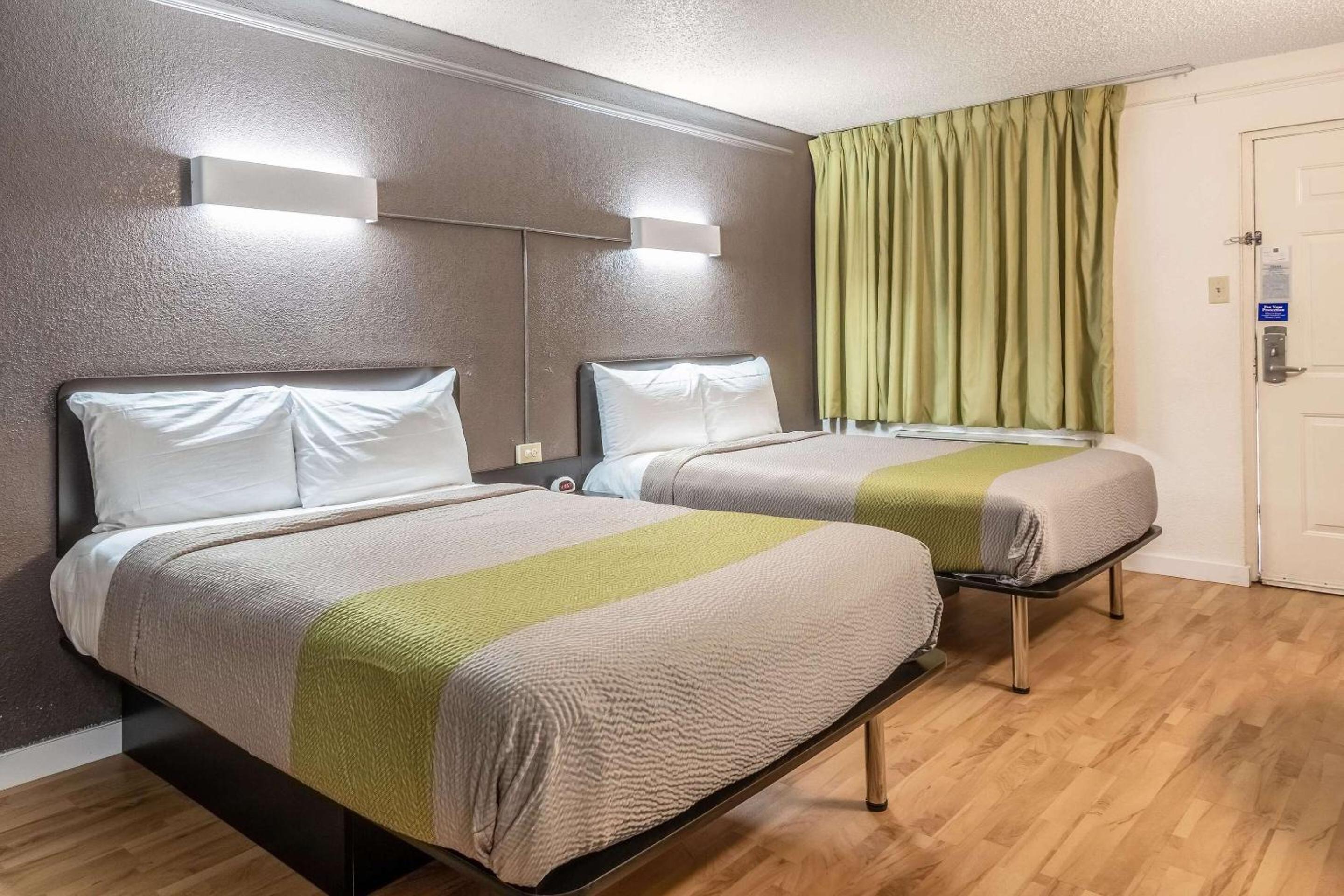 ROOM, QUADRUPLE