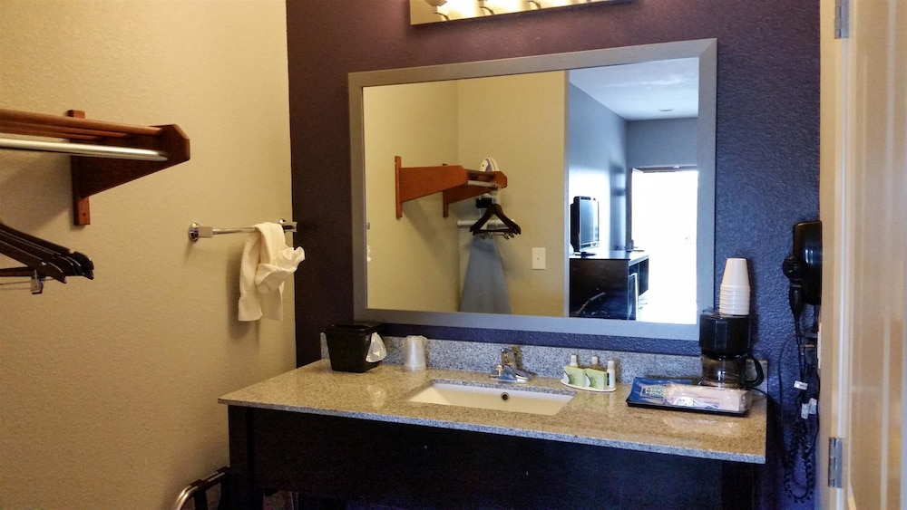 غرفة ديلوكس بسرير كينج، Studio6 Beeville, TX 9/10