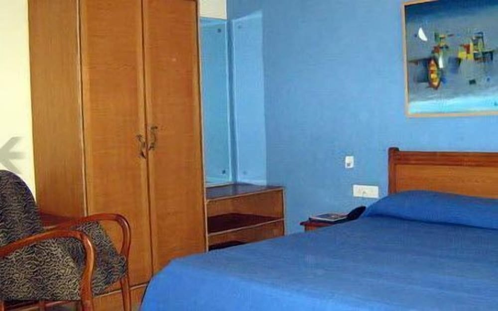Renzo's Inn 24/50