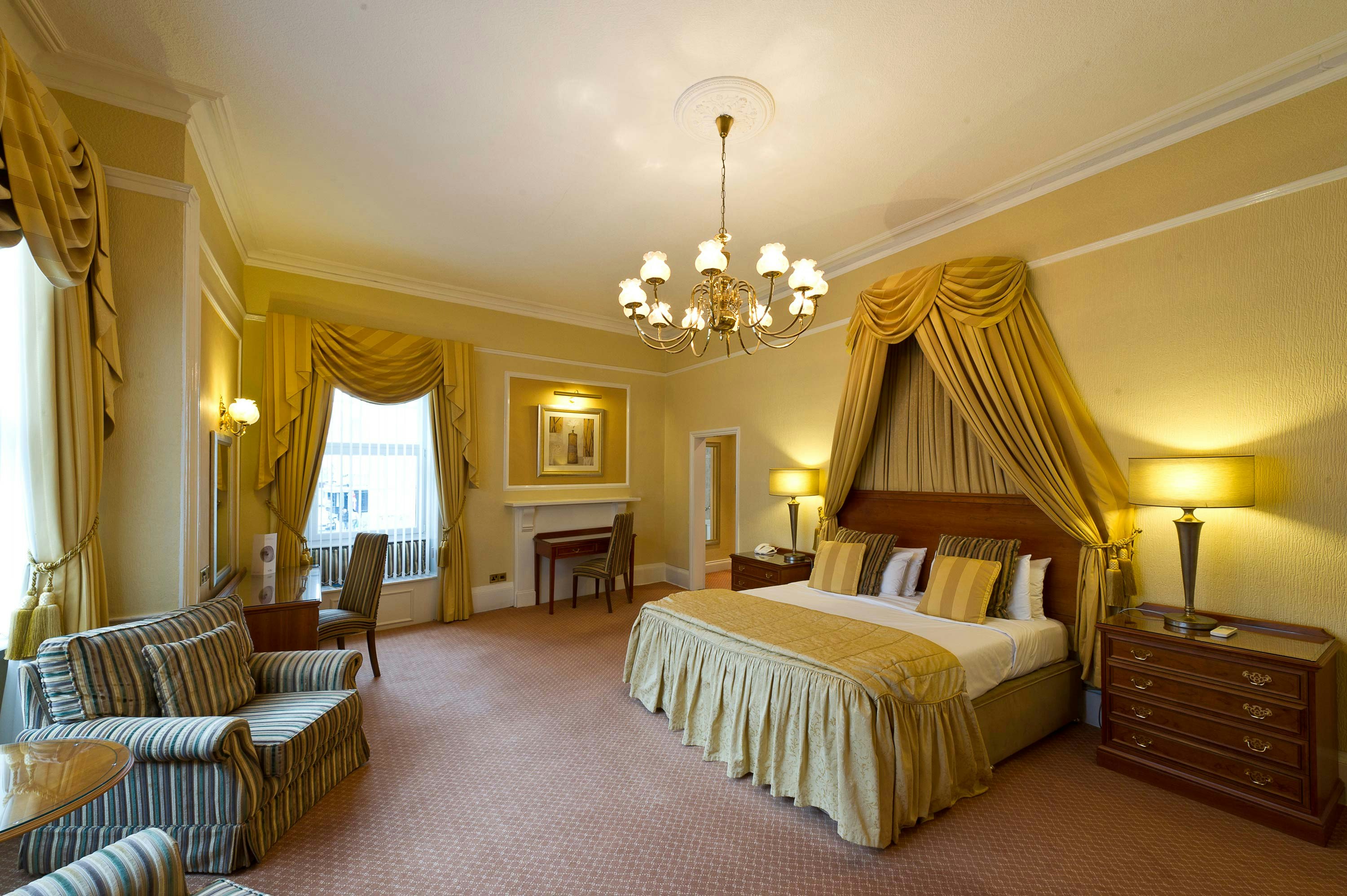 The Royal Fortescue 3/33